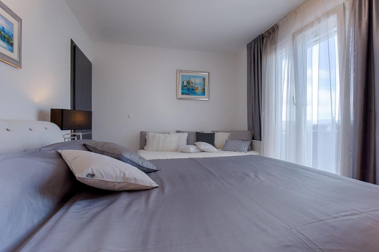 Holiday House Queens With Sea View Selce Bagian luar foto