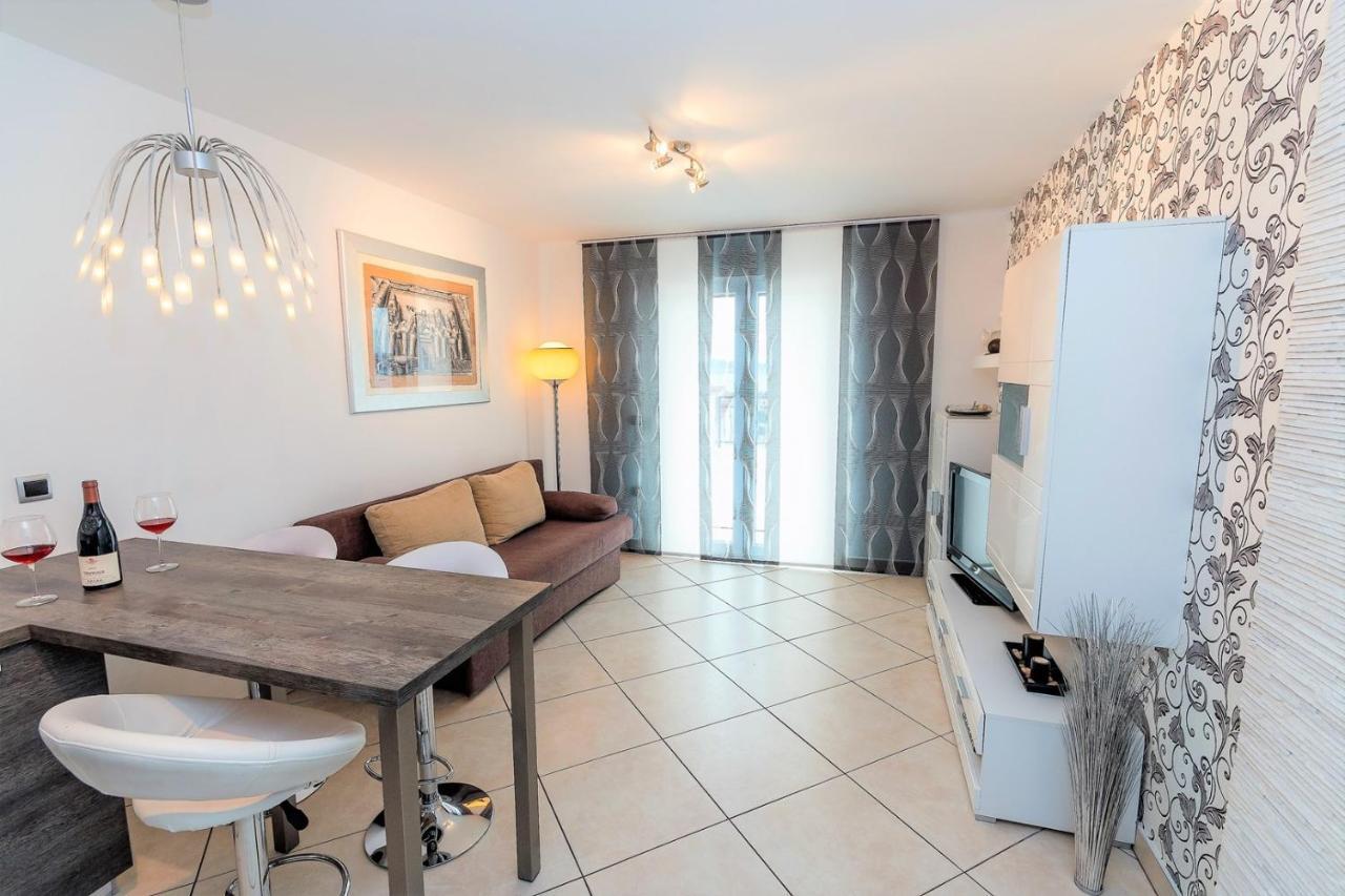 Holiday House Queens With Sea View Selce Bagian luar foto