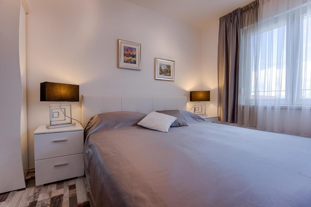 Holiday House Queens With Sea View Selce Bagian luar foto