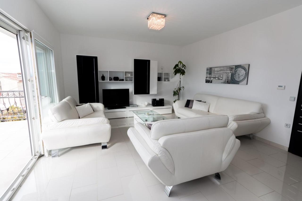 Holiday House Queens With Sea View Selce Bagian luar foto