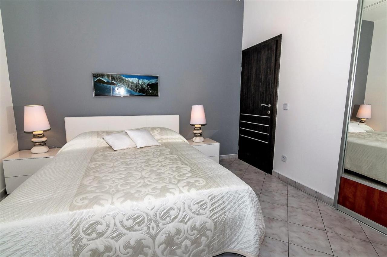 Holiday House Queens With Sea View Selce Bagian luar foto