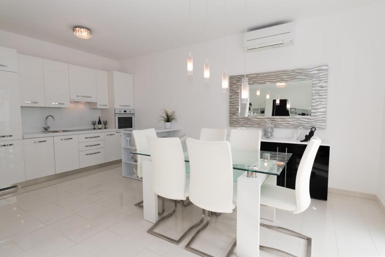 Holiday House Queens With Sea View Selce Bagian luar foto