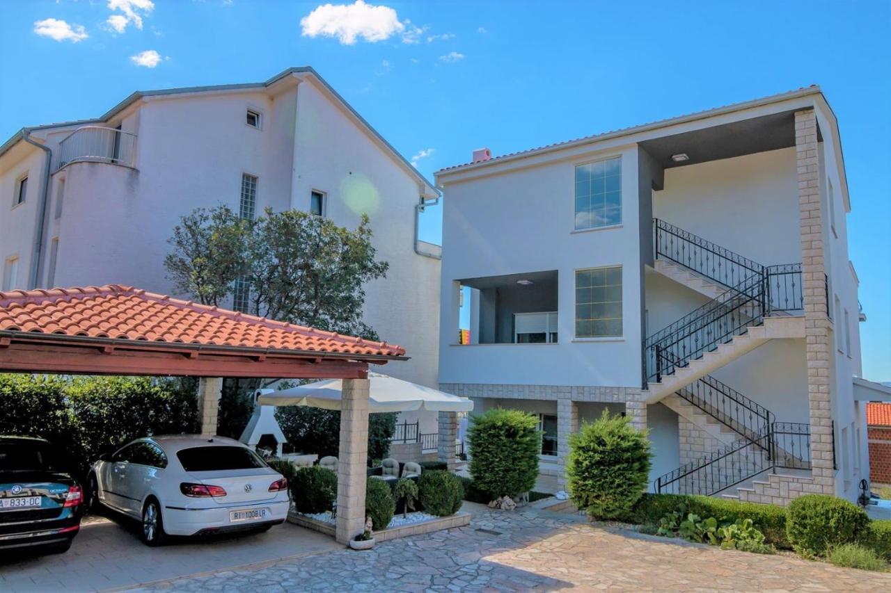 Holiday House Queens With Sea View Selce Bagian luar foto